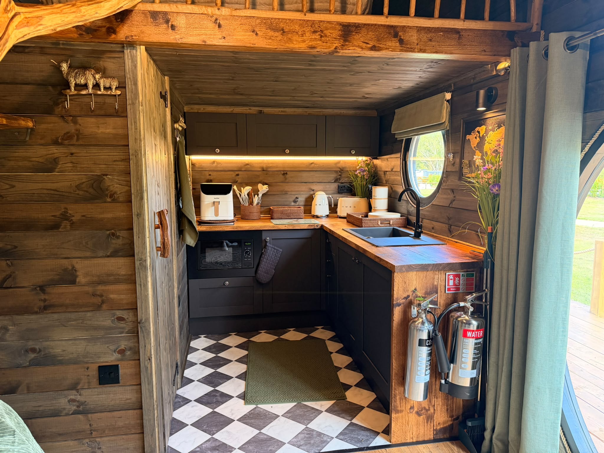 Elmtree Cabins kitchen